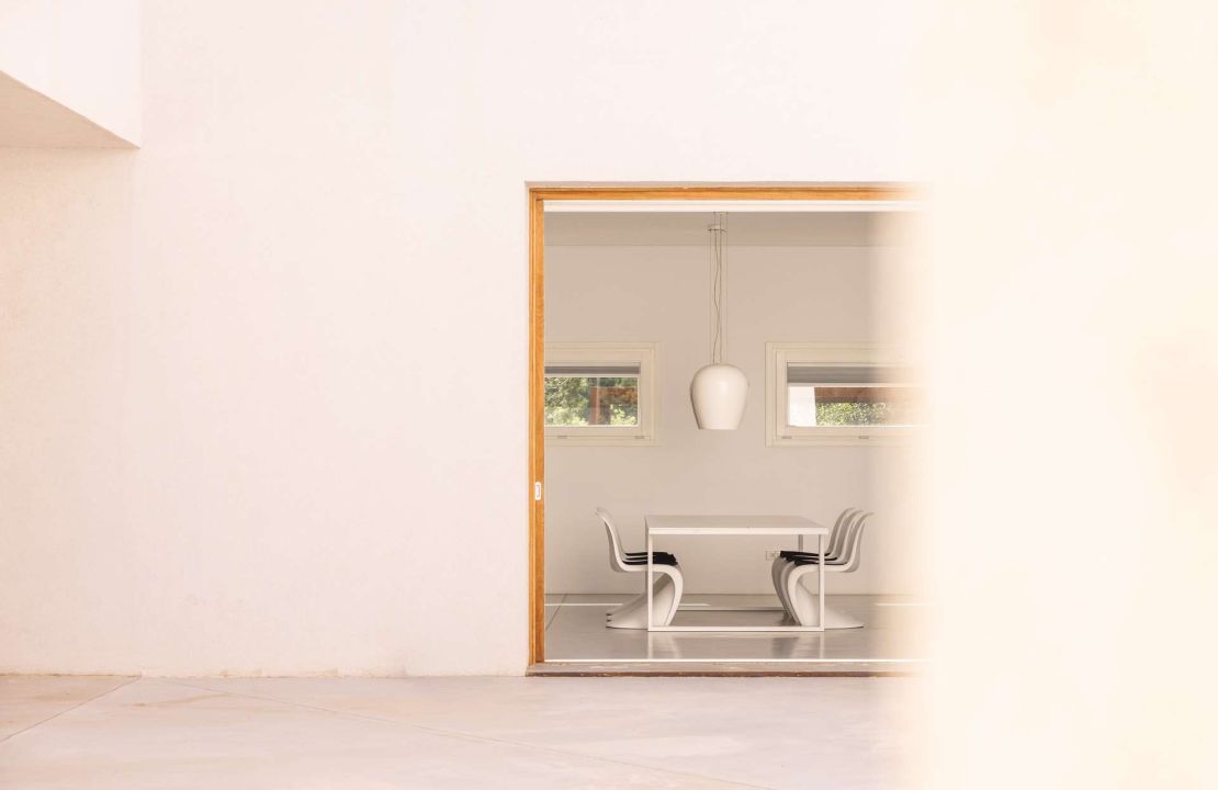 Architektur-Ikone am Tor zu Búger: Wo Design auf dörfliche Idylle trifft